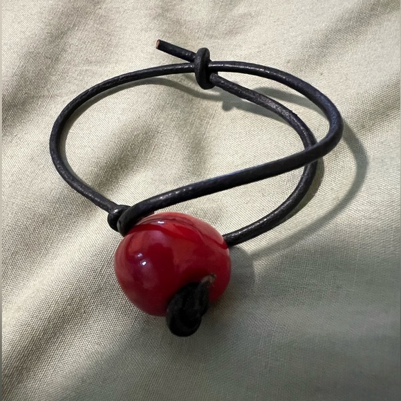 Simple adjustable bracelet-porcelain bead on leather - Picture 5 of 7